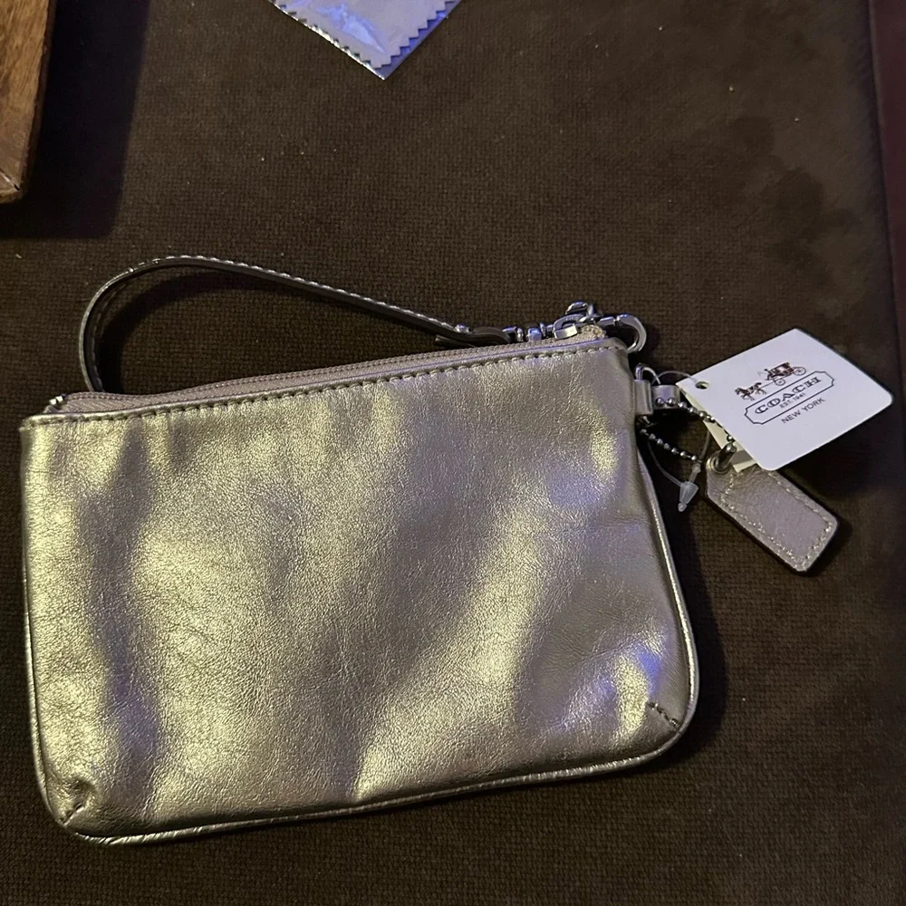 Coach wristlet NWT gold‎